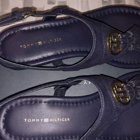Authentic New Tommy Hilfiger Thong Sandals W/Tassels. Size 7 - Picture 5 of 12